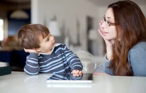 ارتباط موثر با فرزند چگونه شکل می‌گیرد؟ اصول گفت‌وگو و ایجاد رابطه سالم