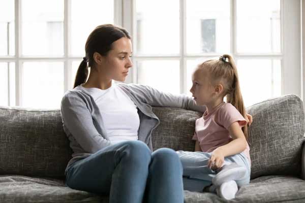 ارتباط غیرکلامی با کودک چیست؟ تاثیر زبان بدن والدین بر احساس امنیت و اعتماد فرزند