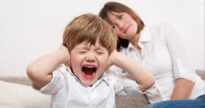 رفتار با کودک لجباز؛ روش‌های اصولی برخورد بدون دعوا و تنبیه